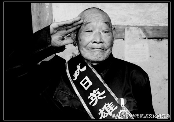 曾保衛“陪都”的抗日老兵鄧勝銀逝世,享年97歲 曾保衛“陪都”的抗日老兵鄧勝銀逝世,享年97歲