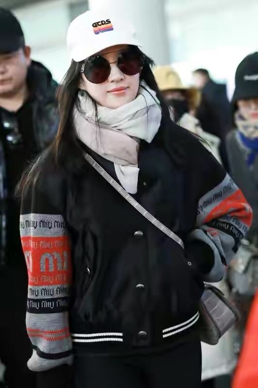 劉亦菲用臉撐起衣服，老氣羽絨服也穿得清新脫俗，這氣質不得不服