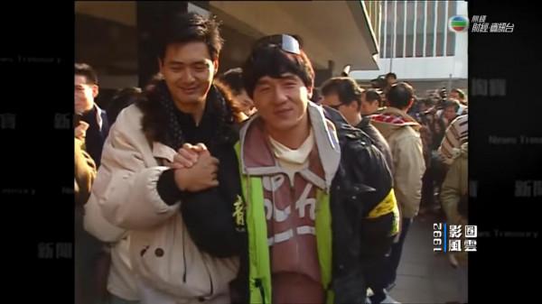 成龍、周潤發等人，拍戲前要付黑幫保護費！30年前反黑幫遊行