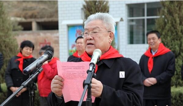 他給鄧小平當了43年的警衛員，生活低調，官至中將，從不透露身份