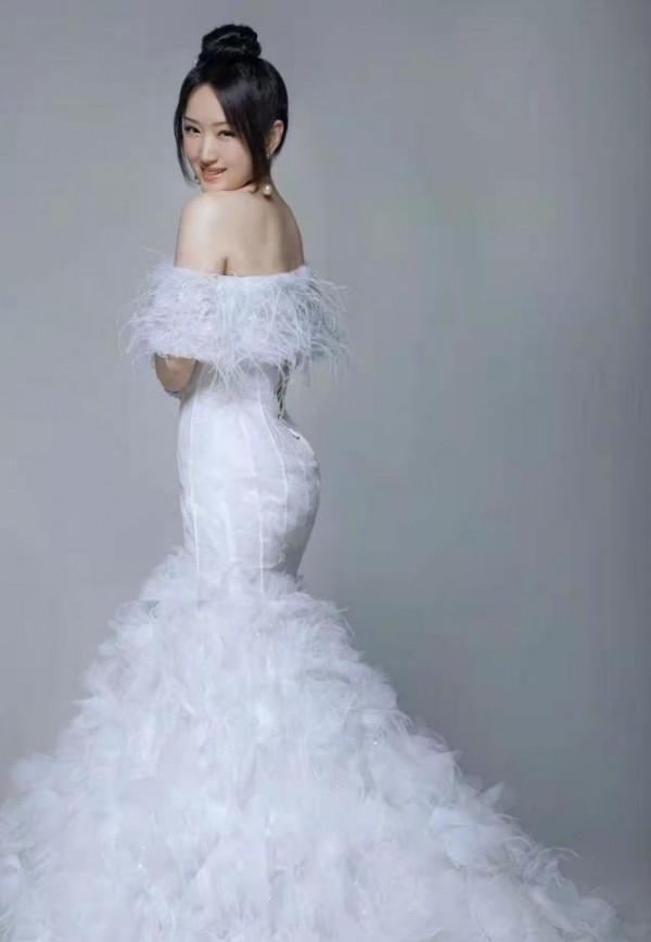 楊鈺瑩怎麼變成這樣了，高調穿婚紗登衛視春晚，修圖過度大變樣