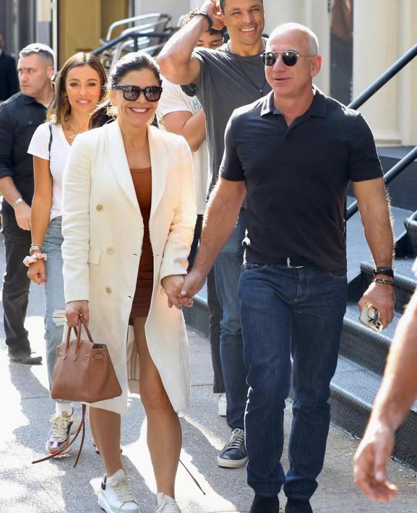 鉅富貝索斯女友太勵志 其貌不揚卻是“大款收割機”活成富婆標杆