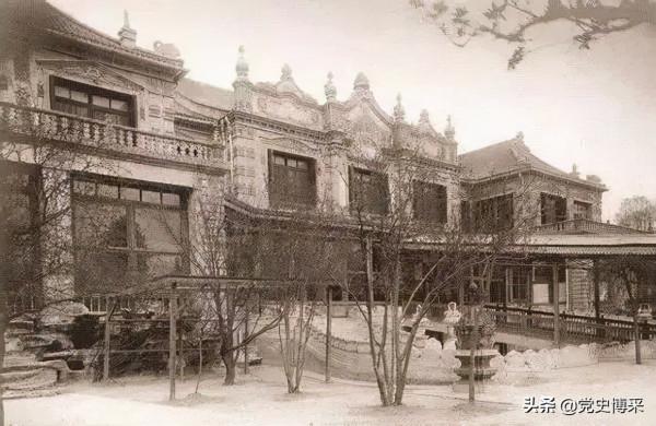 毛澤東為什麼只把中央軍委和中宣部帶進了中南海?林彪稱其為槍桿子和筆桿子,一手抓武裝一手抓宣傳 毛澤東為什麼只把中央軍委和中宣部帶進了中南海?林彪稱其為槍桿子和筆桿子,一手抓武裝一手抓宣傳