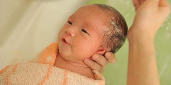一歲前孩子“頭”等大事：胎毛，頭型，囟門咋護理？爸媽要知道
