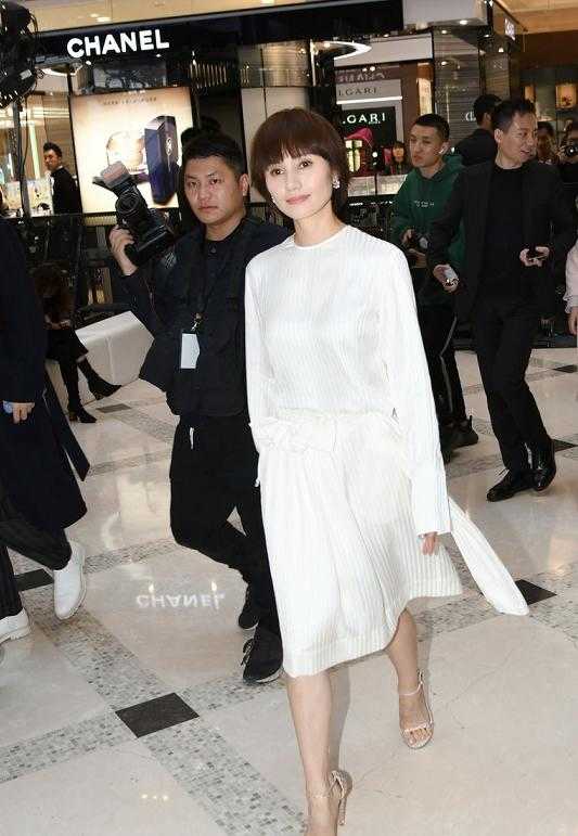 袁泉越老越好看,普通白色連衣裙就穿出高階感,骨子裡優雅 袁泉越老越好看,普通白色連衣裙就穿出高階感,骨子裡優雅