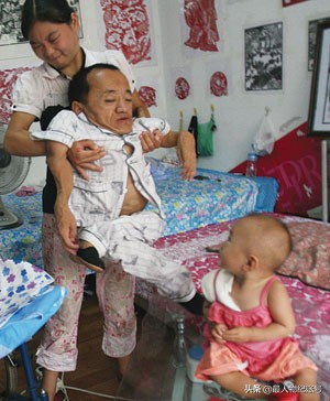 我身高70釐米，娶了個老婆跟人跑了，如今我靠剪紙養活女兒