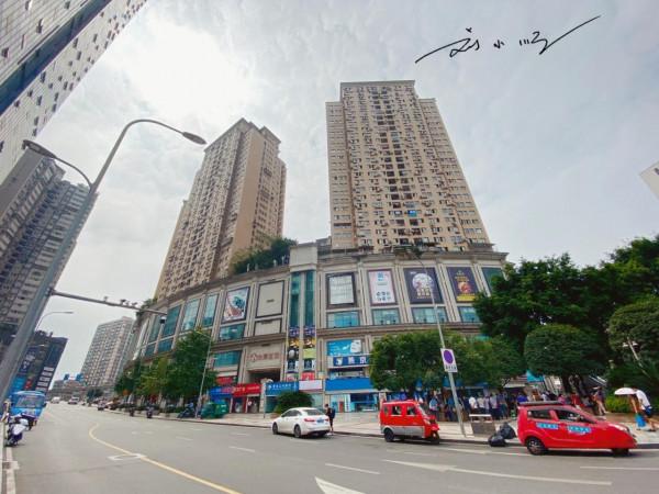 重慶楊家坪的地標商場，直通輕軌站，開了十幾年，人氣一直都很旺