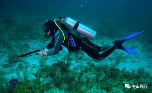 為什麼工地“水鬼”上不來就割氧氣罐，不能上面人拉上去嗎？