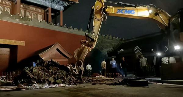 趁夜“挖寶”？故宮闢謠：宮牆外電力井檢修，勿信謠