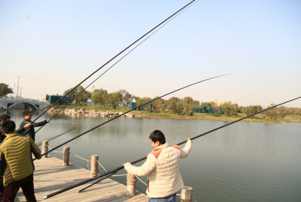 “瘋狂”釣魚人!14米魚竿算短竿 玩長竿大炮還不如滑漂掉的遠 “瘋狂”釣魚人!14米魚竿算短竿 玩長竿大炮還不如滑漂掉的遠