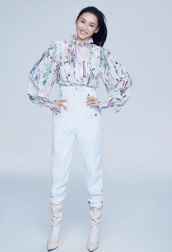 張柏芝雖然40多了，但生圖很顯嫩，穿白色長褲氣質很帥氣