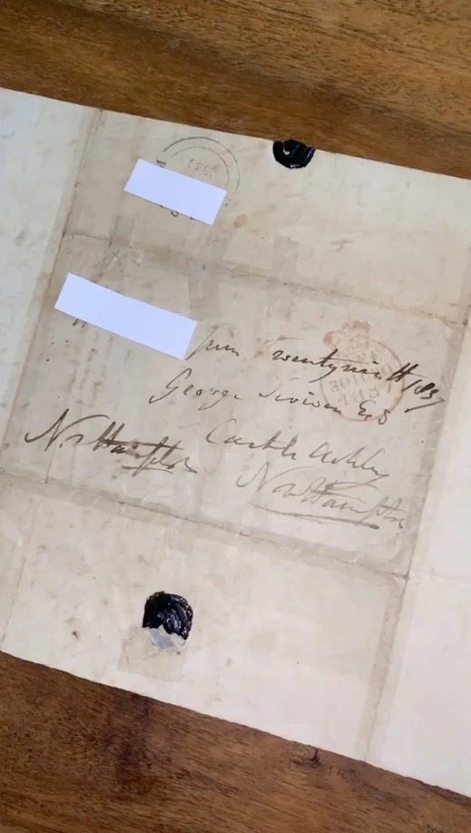 英國男子住在五百年前的舊屋，拆開書架木板，發現後面藏有一房間