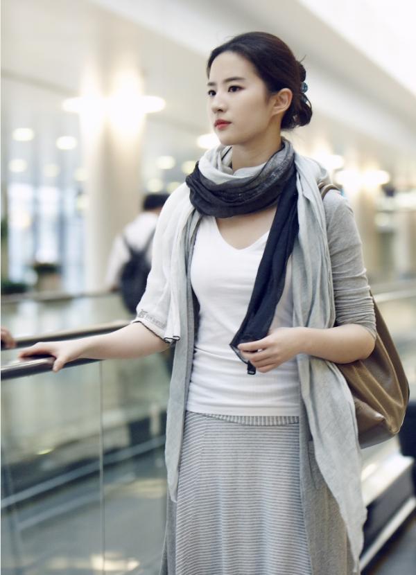 劉亦菲一身休閒裝扮明明挺美,卻被嘲身材臃腫,看完覺得太苛刻了 劉亦菲一身休閒裝扮明明挺美,卻被嘲身材臃腫,看完覺得太苛刻了