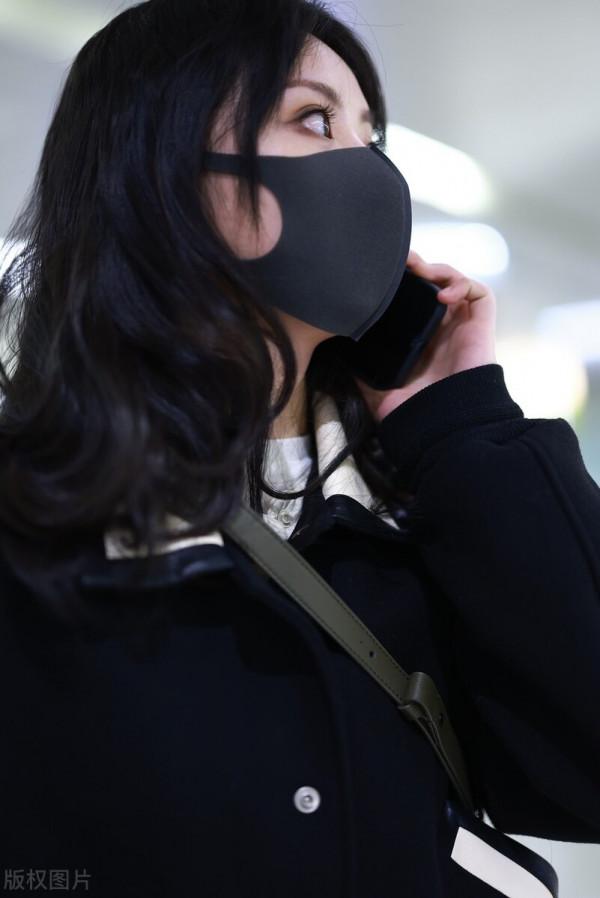 大眼萌妹田曦薇現身機場 浪漫卷發好似韓劇女主角