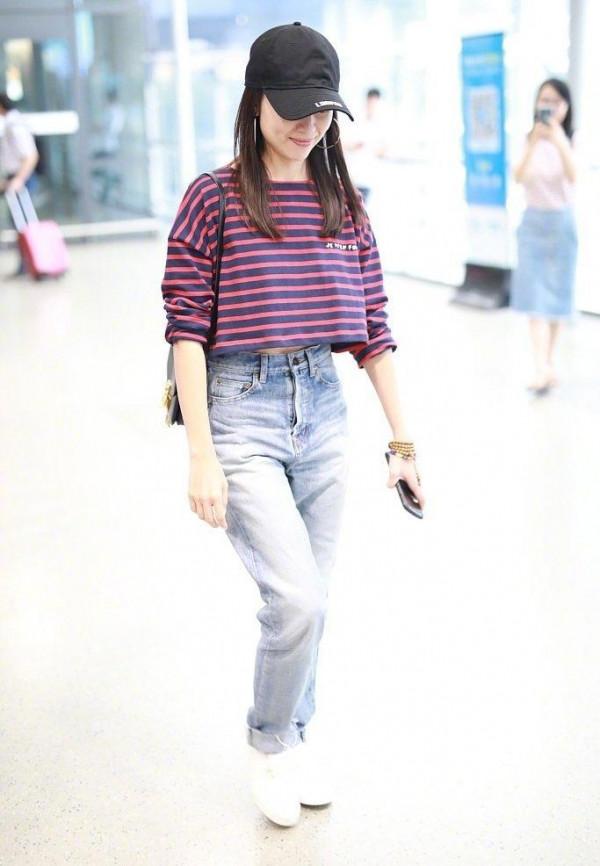 譚松韻真的不是00後？穿條紋T恤配半身裙走機場，嫩得像個高中生