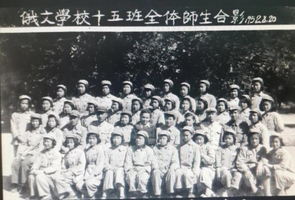 隨八千湘女上天山，為建設可可托海作貢獻