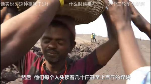 揭露印度底層年輕人的職業“扒車偷煤”，為了生存以命相博