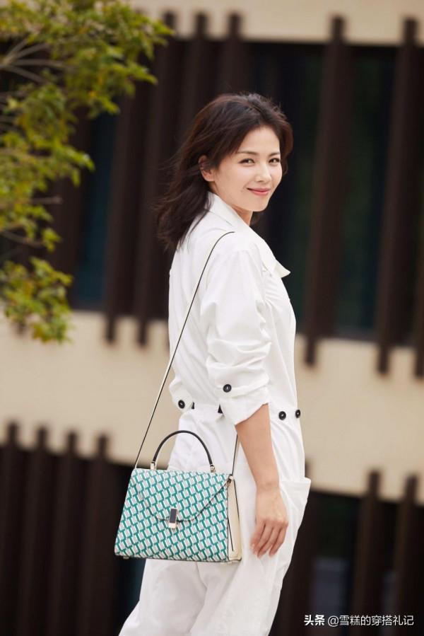 40歲左右的女人，衣服儘量不要穿駝色和灰色，其實這些更氣質顯白