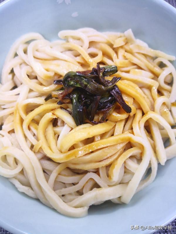 一把香蔥，教你做蔥油拌麵，食材簡單，一學就會，少油不膩又勁道