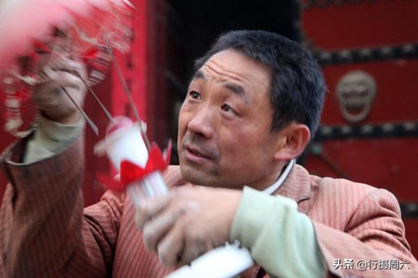 山西農民走村串巷做怪生意，收舊貨藏回家不賣1件，另有所圖