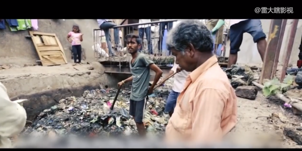 印度掏糞工:徒手幹活又髒又危險,每隔5天就會有人身亡!紀錄片 印度掏糞工:徒手幹活又髒又危險,每隔5天就會有人身亡!紀錄片