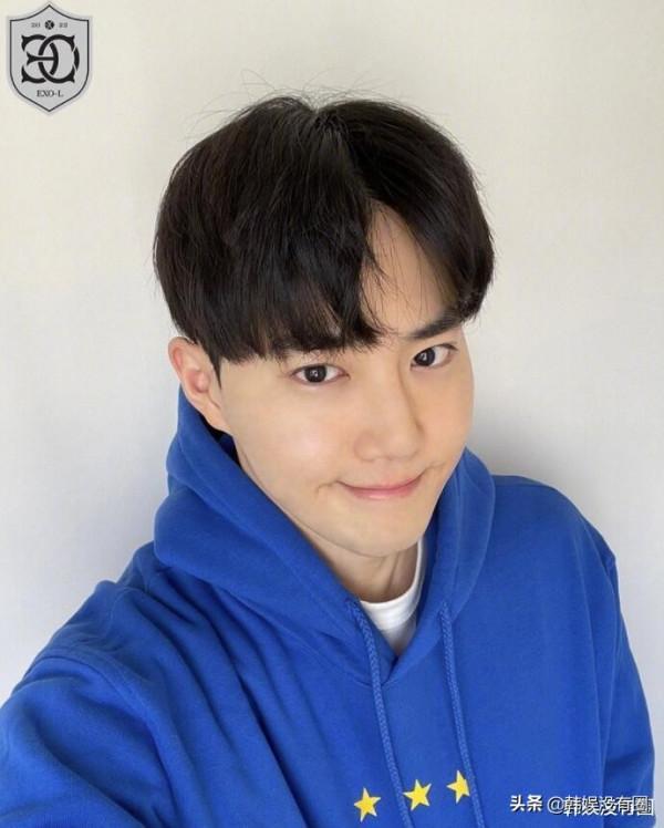 EXO成員SUHO公開退伍後的近況：懟臉自拍，Wink賣萌