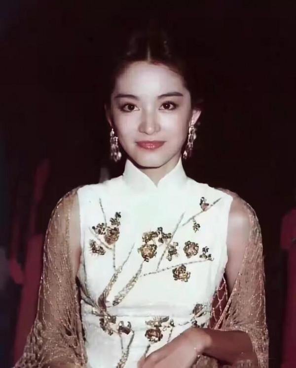 分別39年，農村教師突然得知，親妹是林青霞，相認後不要一分錢