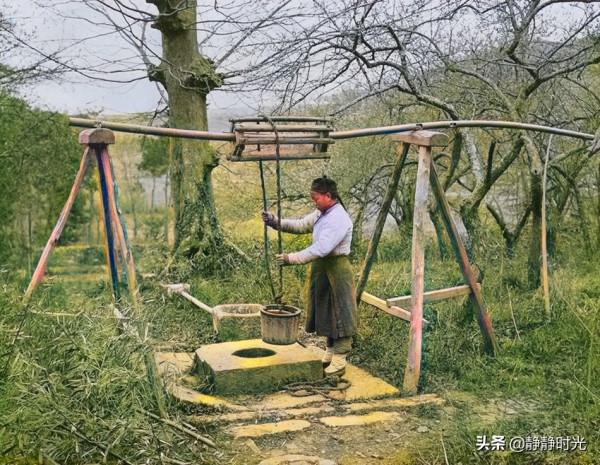 晚清老照片：女子貌美有氣質，衙役下跪，洋人小孩抱大竹筍