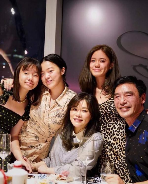 鍾鎮濤妻子慶生眾星捧月，一家5口同框她穿襯衫穩坐C位，真幸福