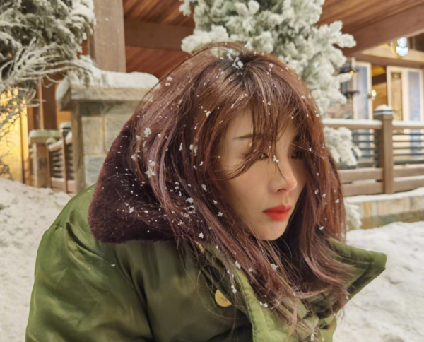 43歲劉濤大雪裡凹造型！穿細高跟不怕滑，被狂風吹到表情猙獰