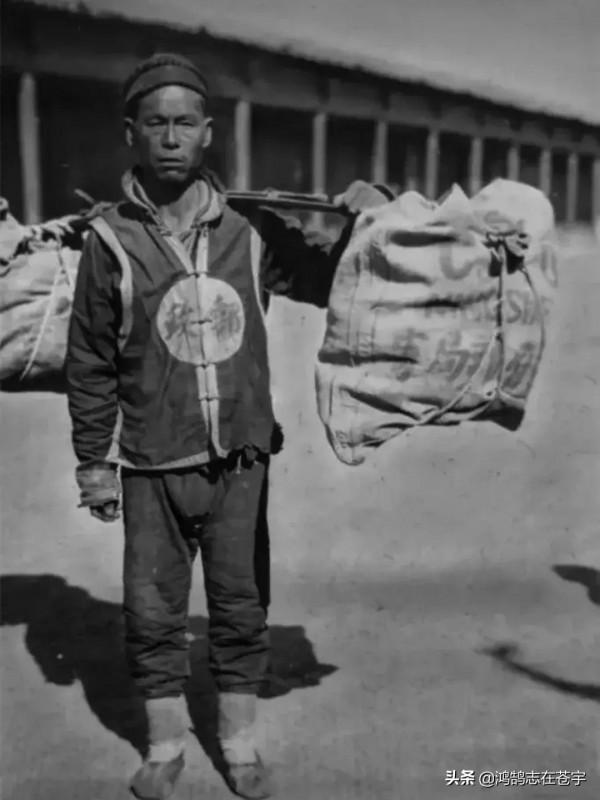 晚清老照片：九口之家吃飯僅一道菜，乾涸的護城河已經種上莊稼