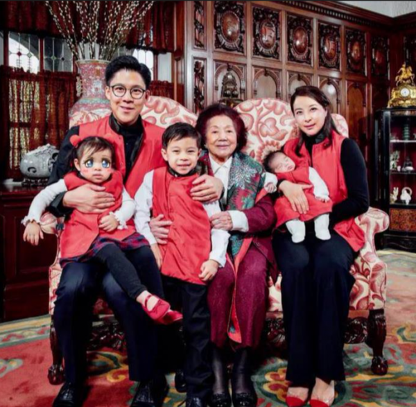 3歲霍中怡長開了,大眼睛酷似奶奶長得不像媽,差點被當成霍中妍 3歲霍中怡長開了,大眼睛酷似奶奶長得不像媽,差點被當成霍中妍