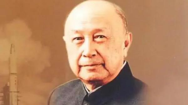 國家到底對錢學森有多重視?看看他身邊那兩個人的身份,就明白了 國家到底對錢學森有多重視?看看他身邊那兩個人的身份,就明白了