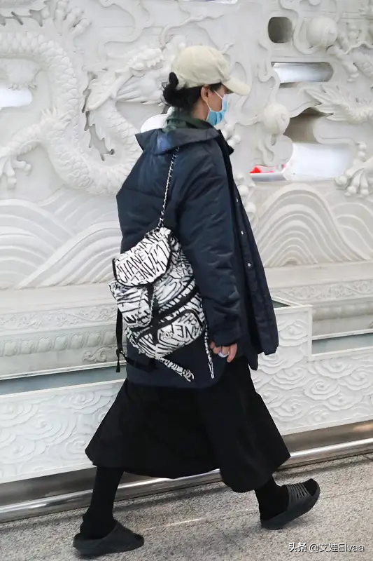 周迅佛系過猛!冬天雙穿棉襖配半身裙趕飛機,腳下黑色涼拖太搶鏡 周迅佛系過猛!冬天雙穿棉襖配半身裙趕飛機,腳下黑色涼拖太搶鏡