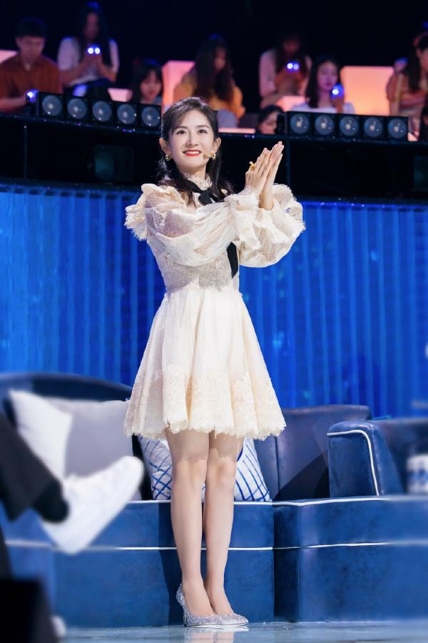 女明星保養是認真的，謝娜37歲穿蕾絲裙像少女，戴蝴蝶結更嫩了