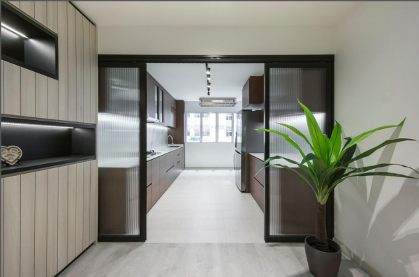 130㎡的房子，餐廳對面一整面牆多功能櫃，我確定當初的決定沒錯