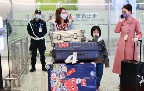 洪欣母女過新年,她偷戴女兒髮卡扮嫩,女兒愛美穿一件凍得直縮手 洪欣母女過新年,她偷戴女兒髮卡扮嫩,女兒愛美穿一件凍得直縮手