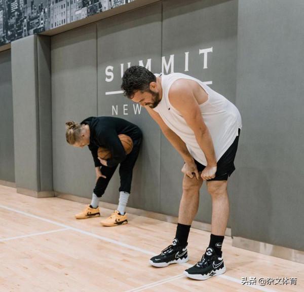 拜訪知名訓練師!騎士天才難和詹姆斯再續前緣,坐擁聯盟頭號女友 拜訪知名訓練師!騎士天才難和詹姆斯再續前緣,坐擁聯盟頭號女友