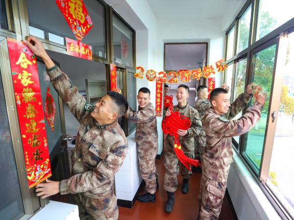 掛燈籠、貼窗花、舞龍舞獅，陸軍官兵喜迎新春