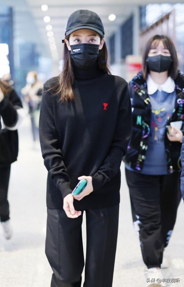 1月5日，張小斐現身上海機場，黑色皮衣+黑西褲+白運動鞋+棒球帽