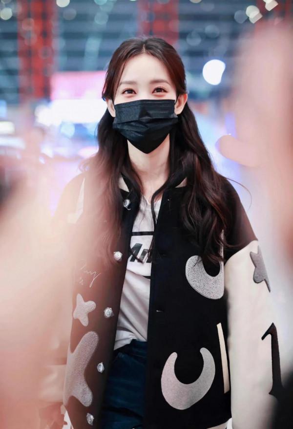 李一桐私服秀，青春靚麗，眼睛特別會笑，給人一種溫馨甜美