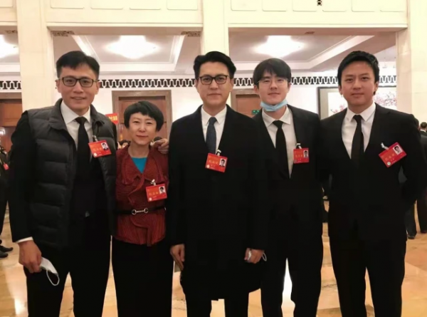 靳東真成老幹部了！穿大衣開會儒雅氣質同齡人中少有，央視臉超帥