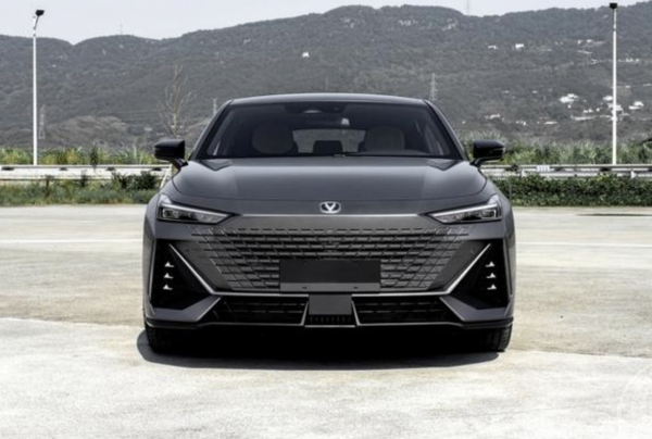 國產轎車顏值天花板？長安UNI-V真走心了，電動尾翼同級僅有