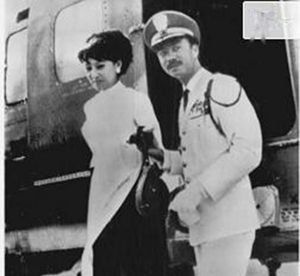 空軍司令對航空公司老闆說:追不上這位空姐,就把飛機打下來 空軍司令對航空公司老闆說:追不上這位空姐,就把飛機打下來