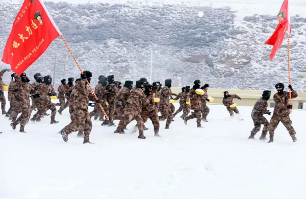 部隊打雪仗，太猛了