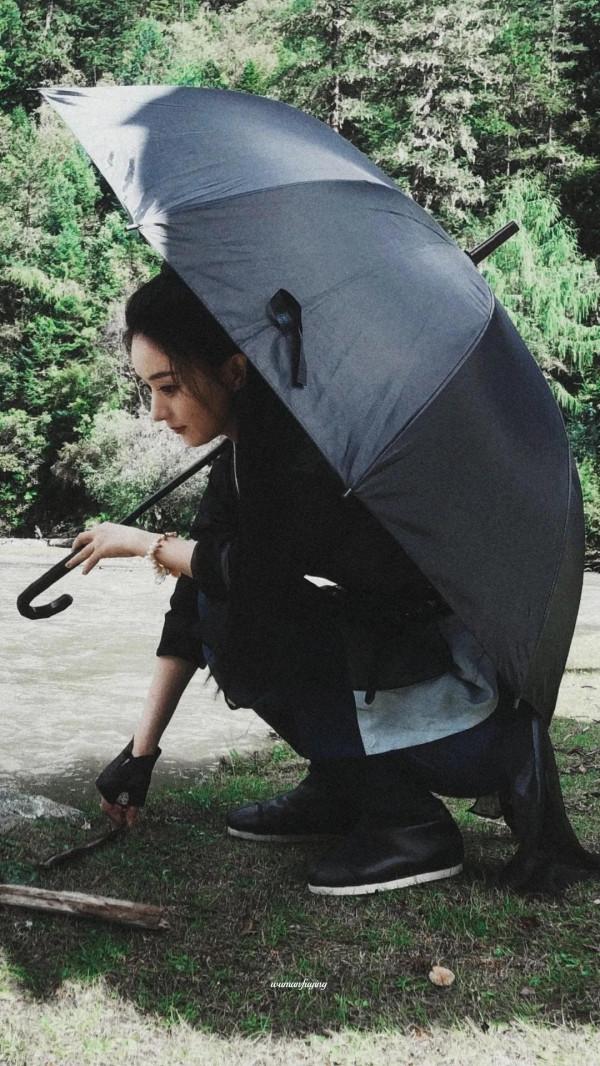 趙麗穎穿上簡簡單單的黑色，給人一種鄰家女孩的感覺，真帶親