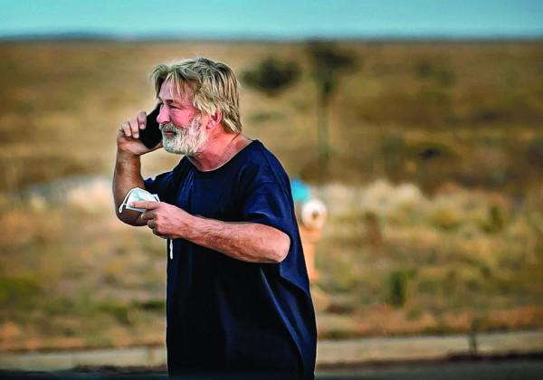 電影道具槍被裝成真子彈！美國老牌演員片場意外走火，一死一傷