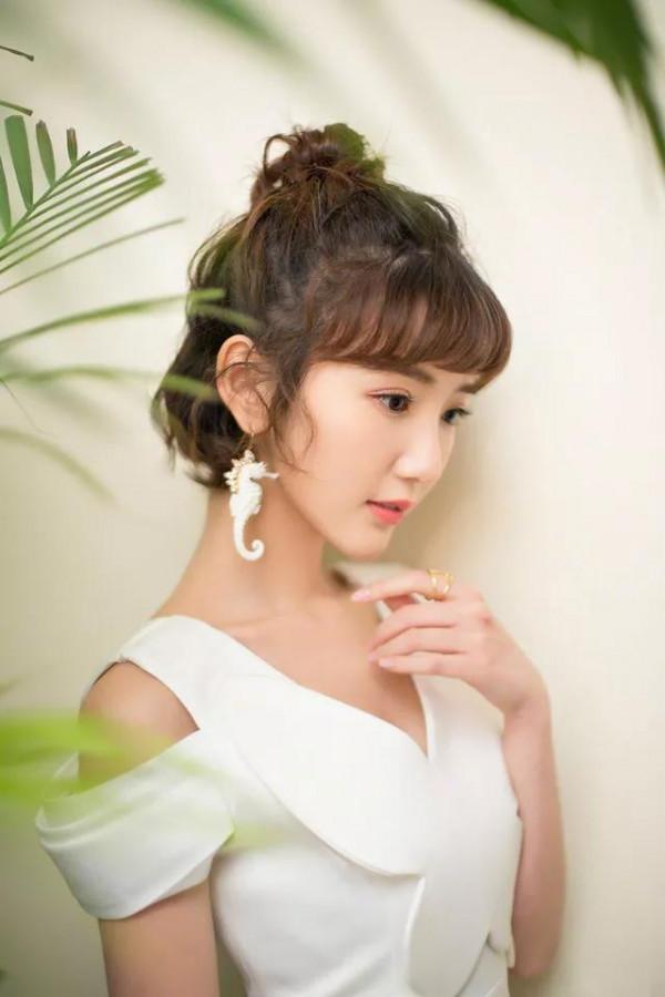 毛曉彤美照一冊，欣賞