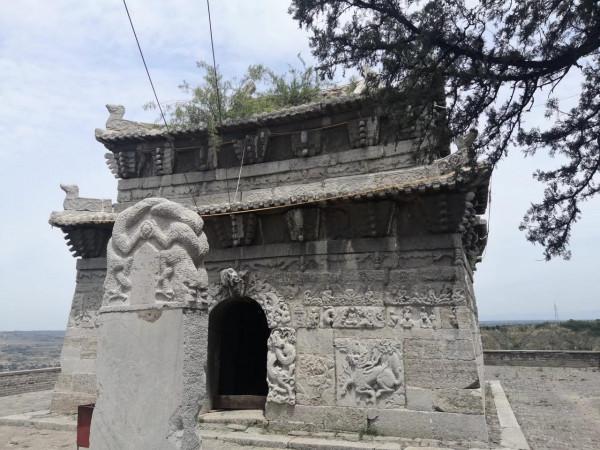 知道嗎？陝西唯一的青石殿，藏在荒野中的寶藏，竟然還不要門票