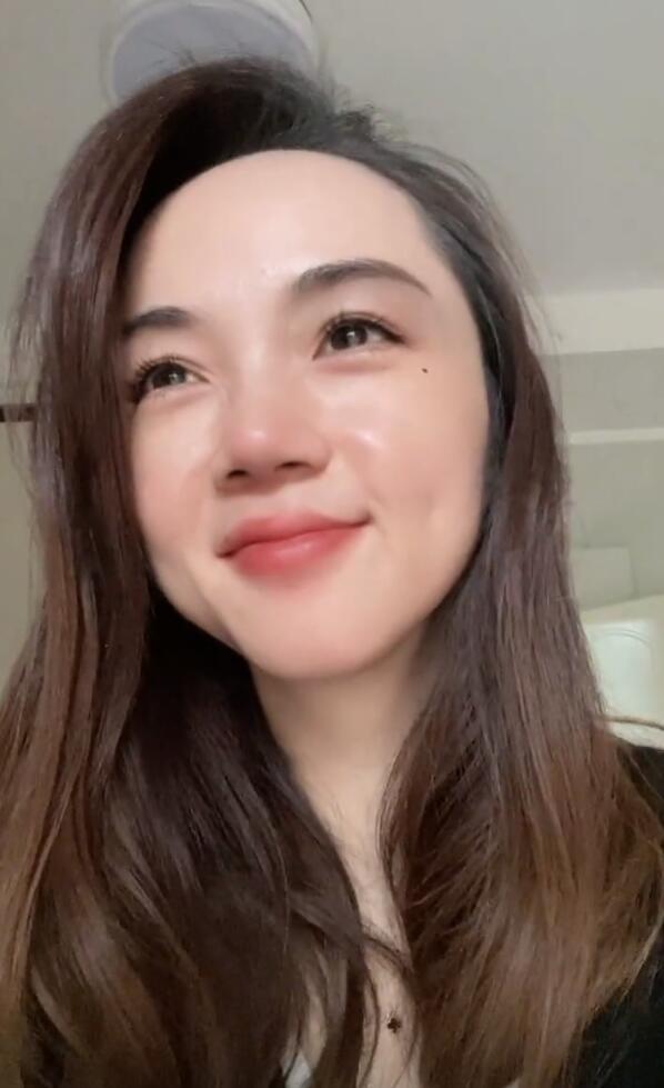 歌手海峰去世近五個月，妻子終於走出陰霾，化淡妝微笑自嘲髮際線